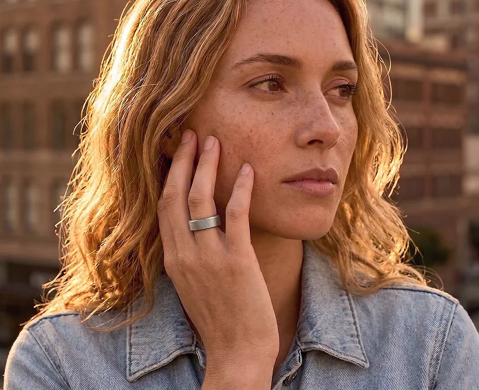 Sophia Raynolds wearing a Sensiq smart ring